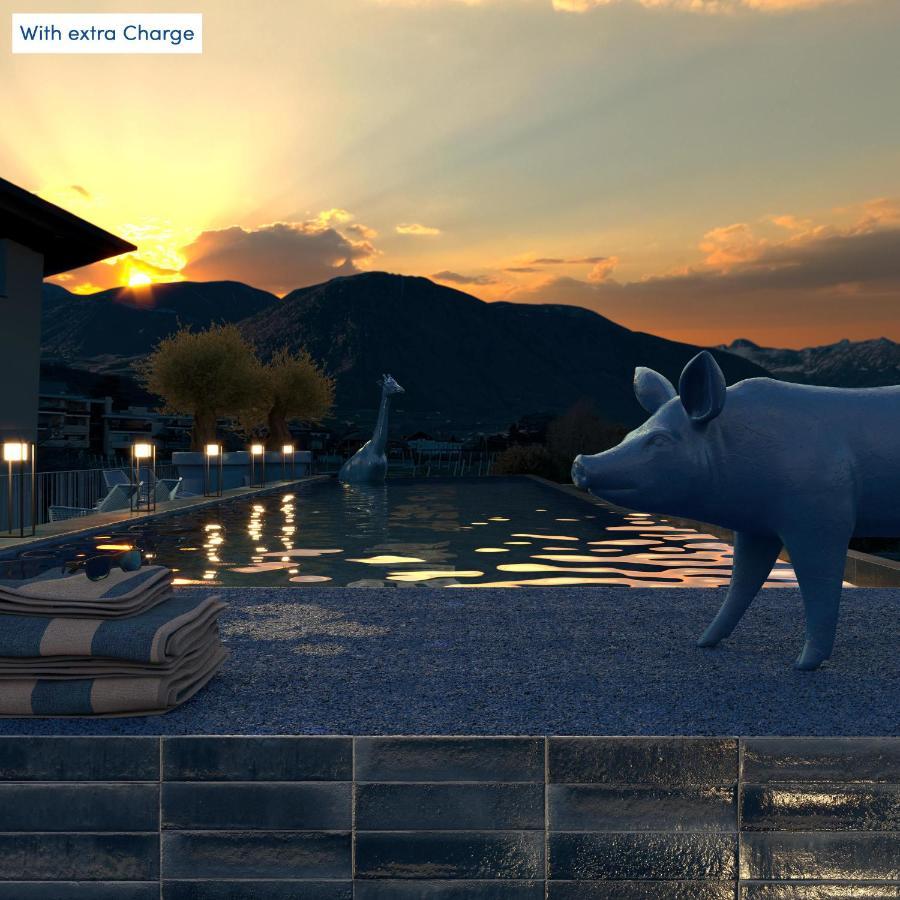 Schlosshof Charme Resort - Hotel & Camping Lana Exterior foto