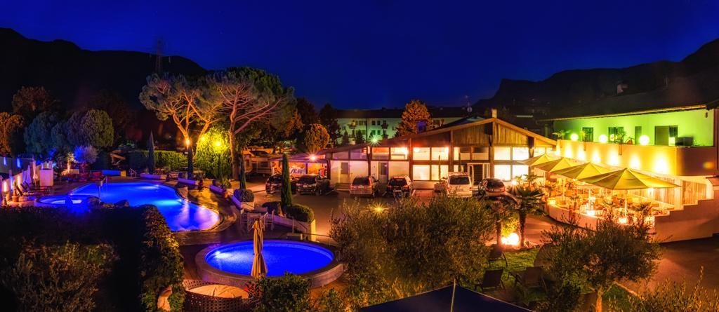 Schlosshof Charme Resort - Hotel & Camping Lana Exterior foto