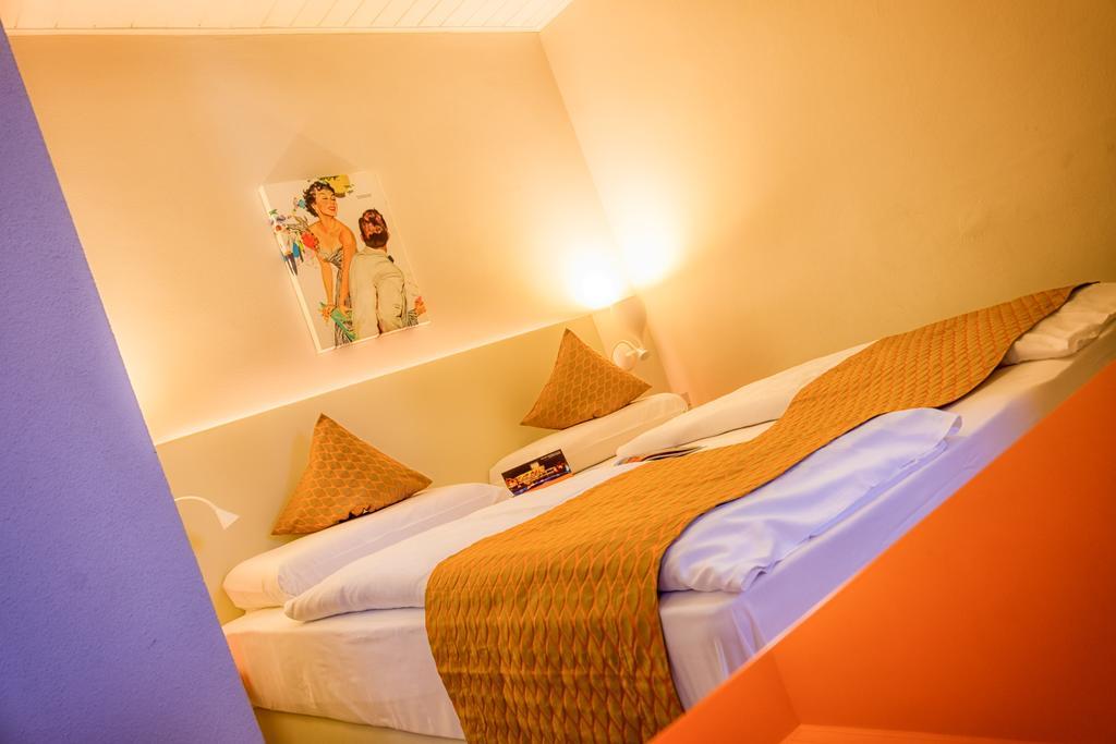 Schlosshof Charme Resort - Hotel & Camping Lana Exterior foto
